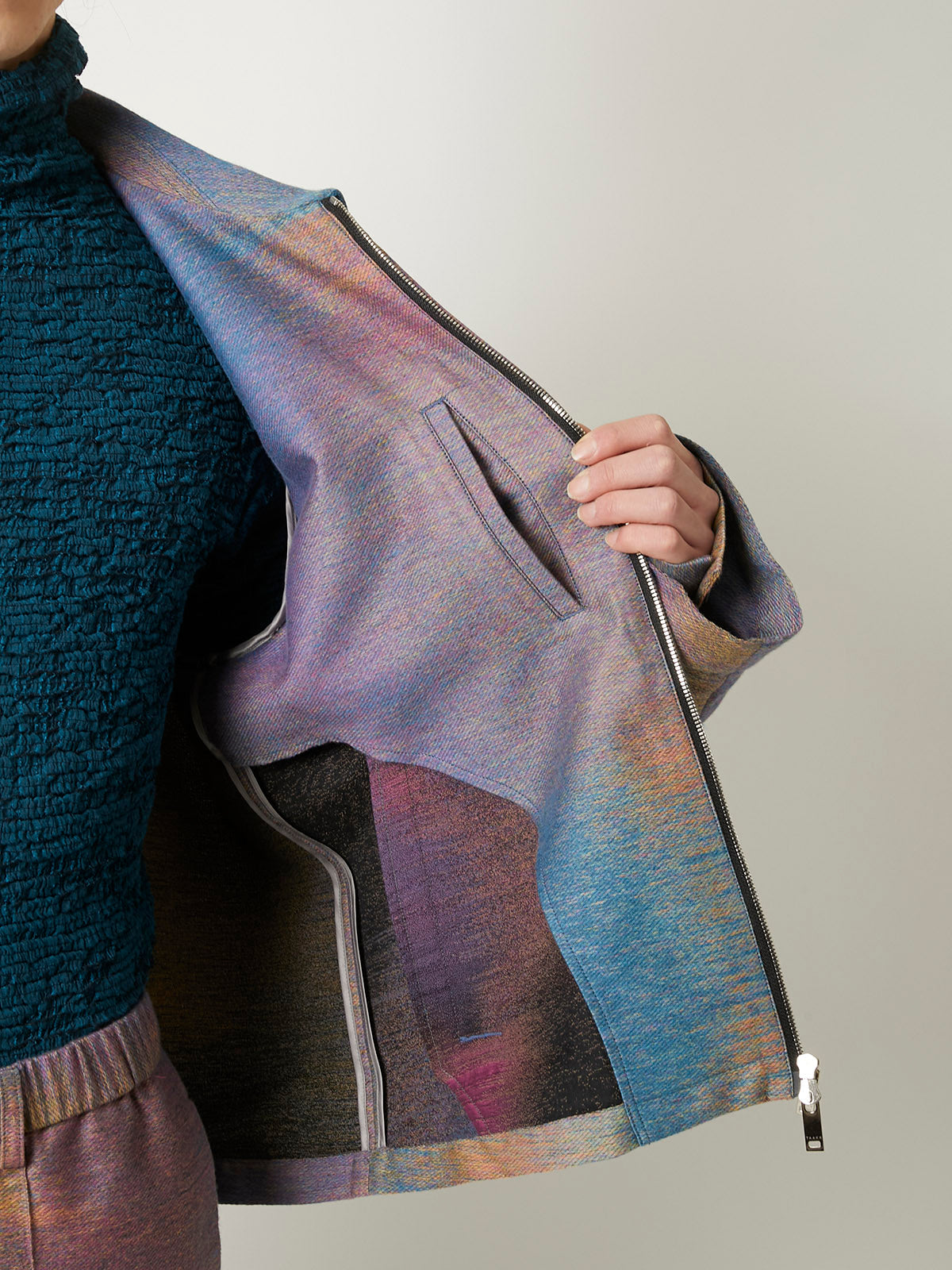NOISE JACQUARD BLOUSON – TAAKK