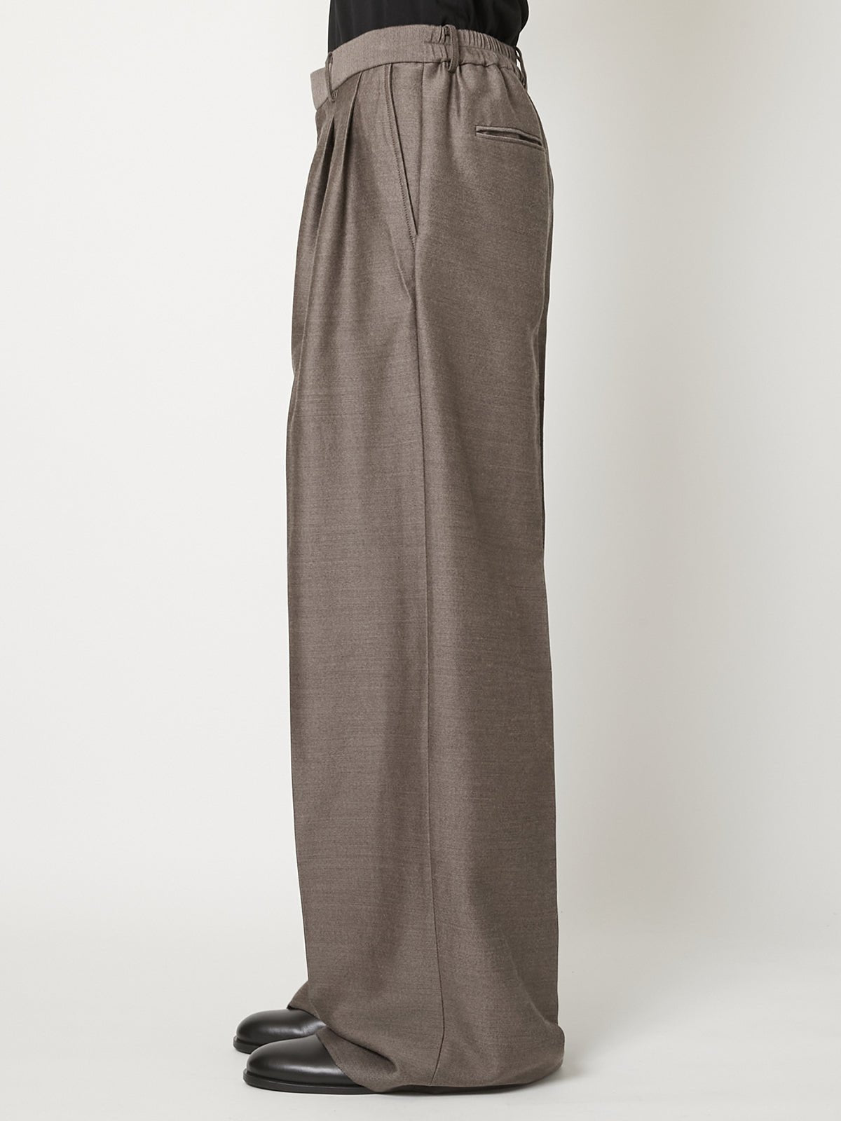 TWO-TUCK WIDE TROUSERS – TAAKK